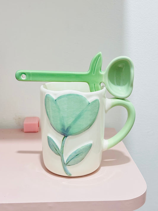 Taza flor tulipán con cuchara