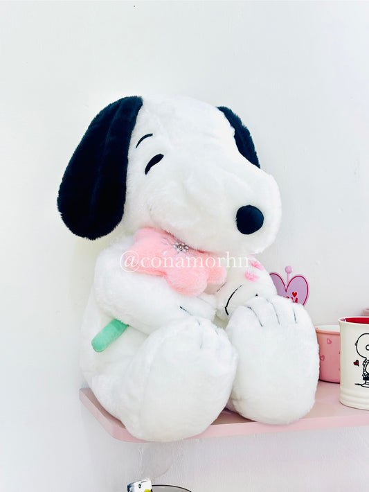 Peluche Snoopy con flor rosa