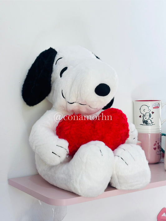 Peluche de Snoopy con corazón rojo