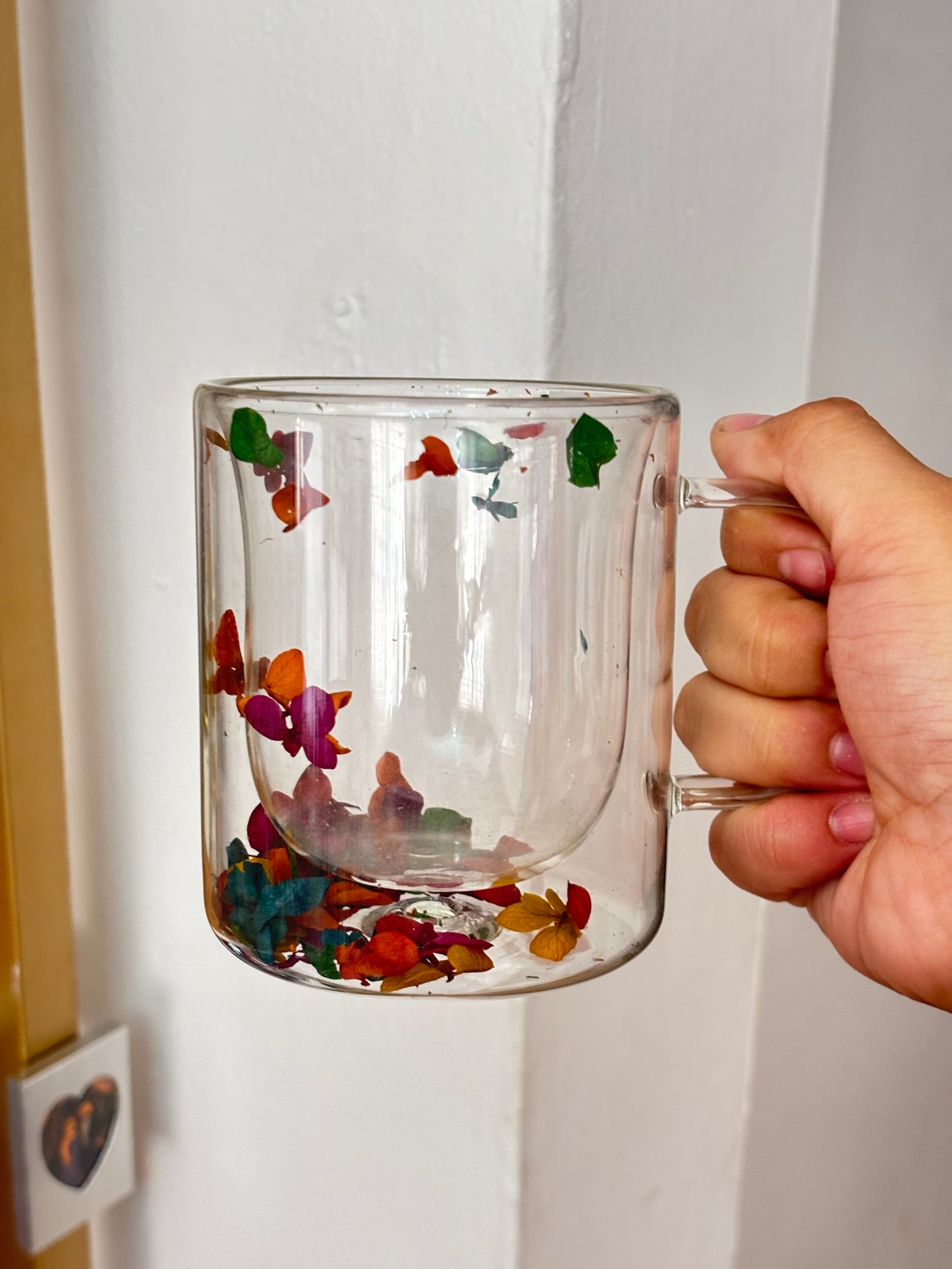 Taza plastica transparente con flores encapsuladas