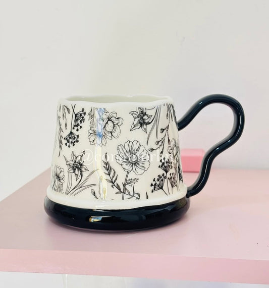 Taza flores blanco y negro